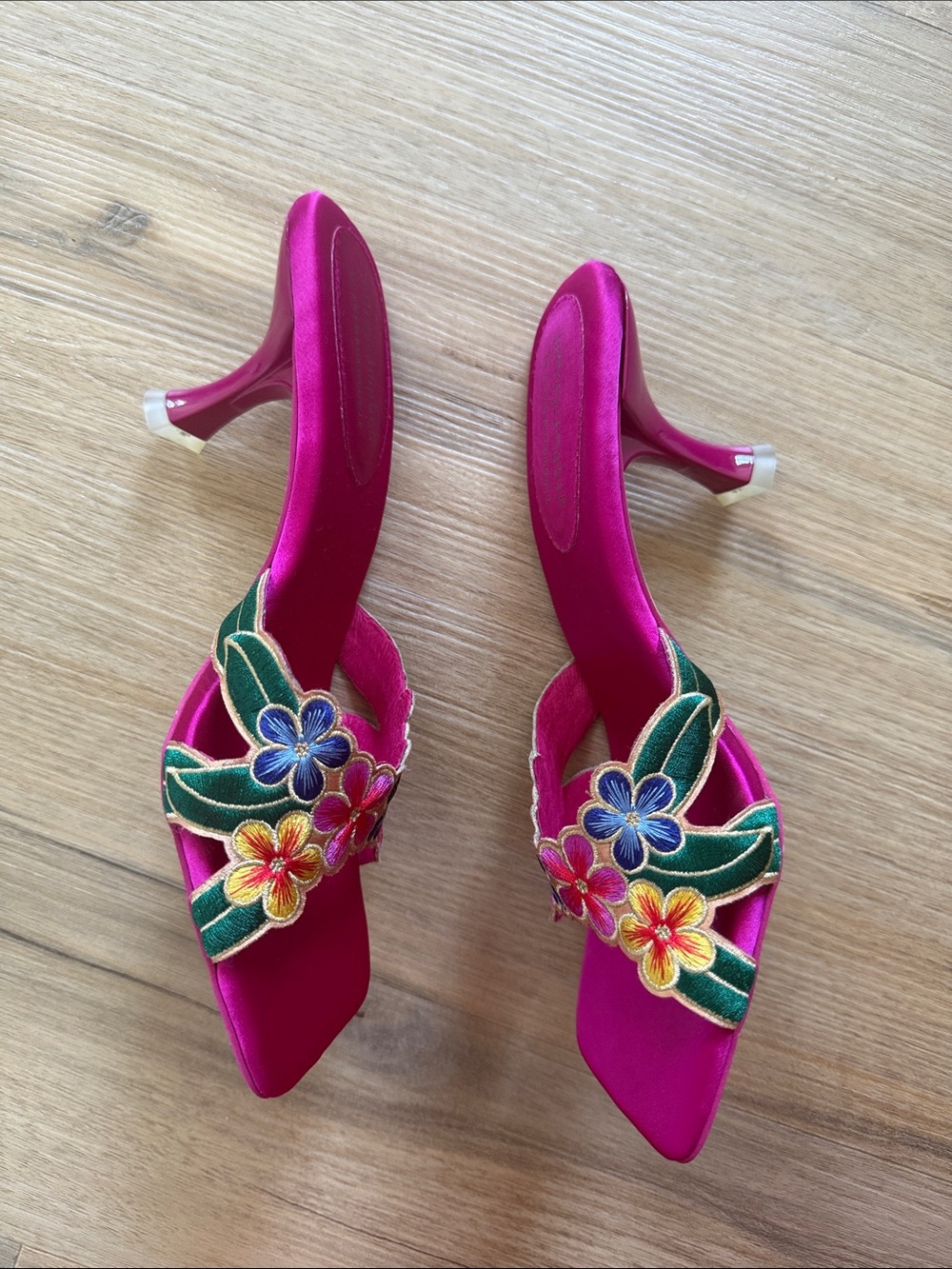 VINTAGE Jeffrey Campbell Hot Pink Satin Floral Embroidered Slide Mules - Picture 3 of 4